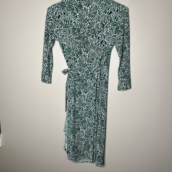 BCBG Maxazria Wrap Green and White Abstract Print Dress with Tie at side size S - Picture 12 of 13